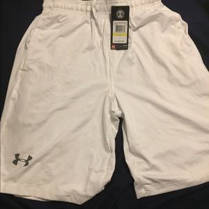 Men’s Medium White UA shorts